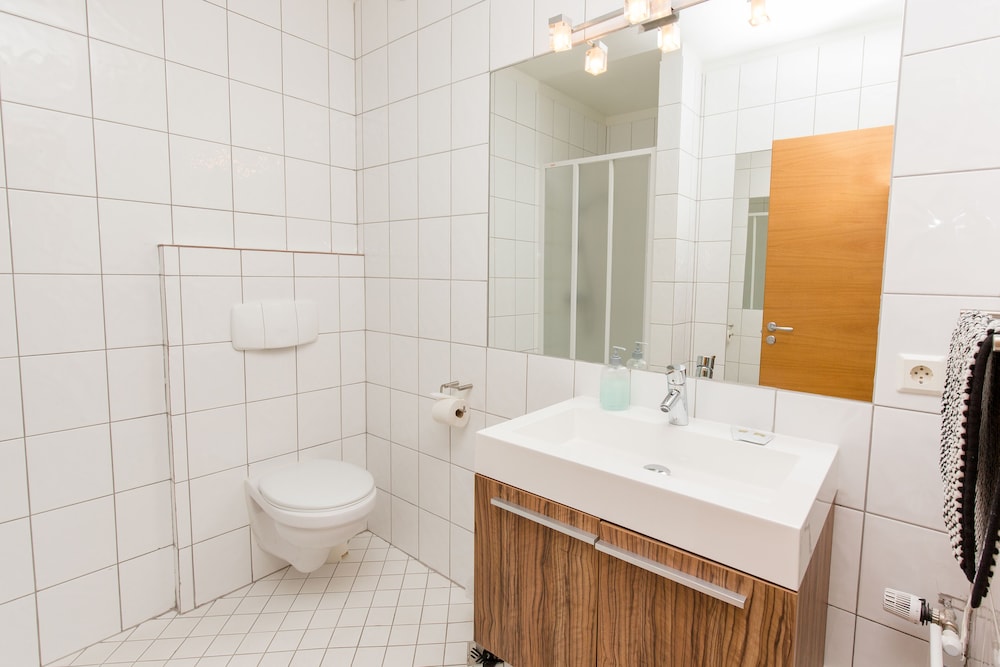 Family Room, Private Bathroom - Photo 6