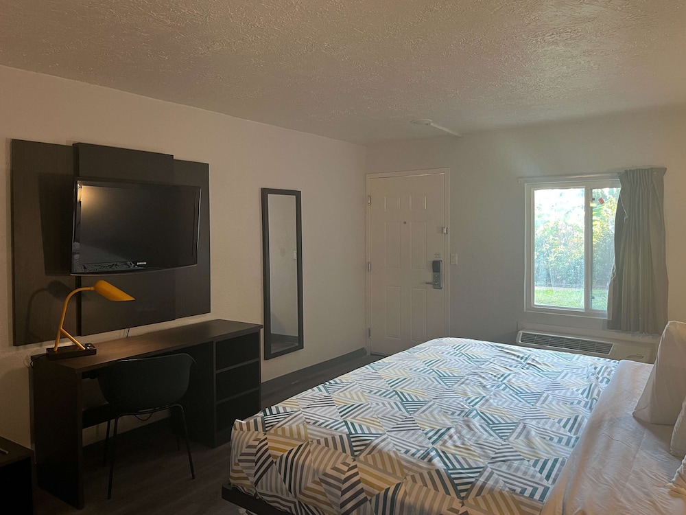 Standard Room, 1 King Bed, Non Smoking - Photo 1