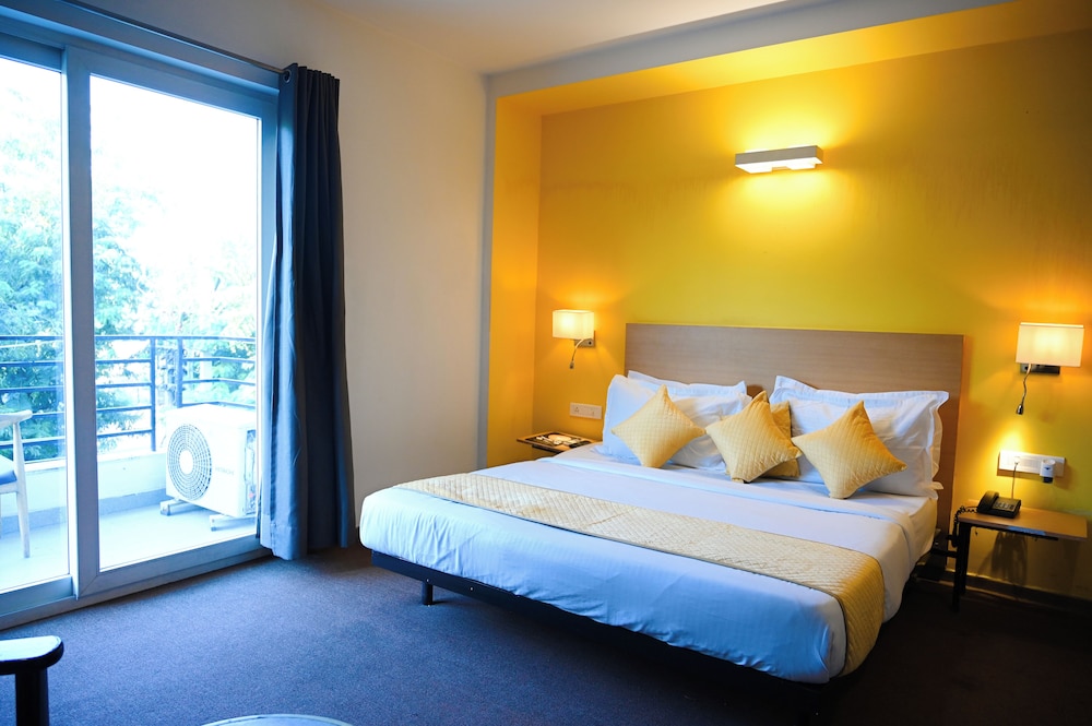 Deluxe Room, 1 Queen Bed photo 3