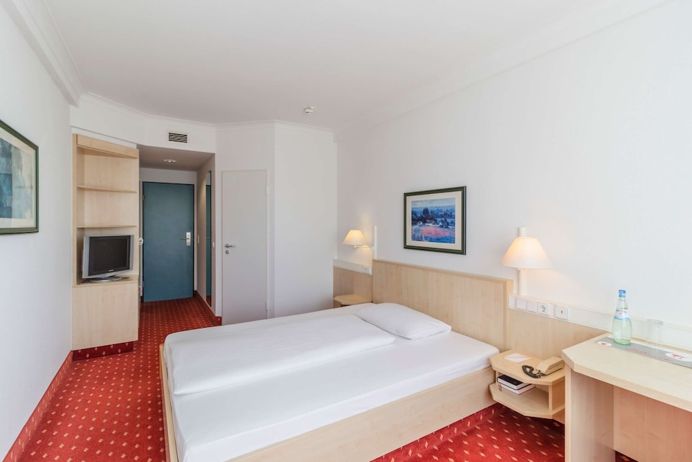Standard Room, 1 Queen Bed photo 2
