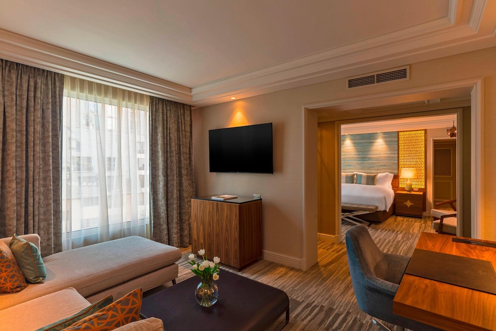 Executive Suite, 1 King Bed - Photo 2