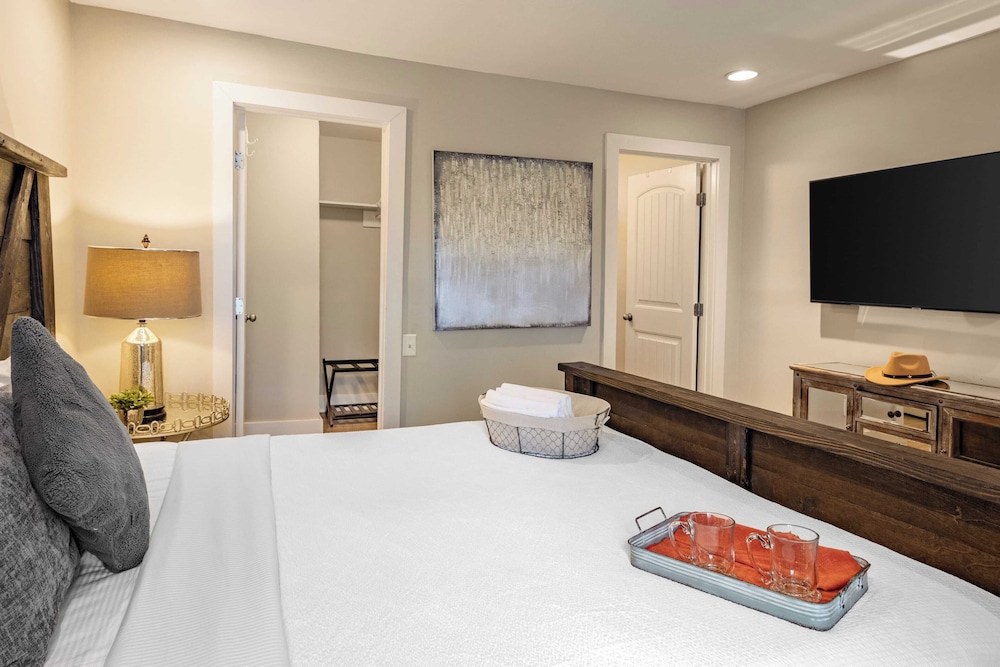 House (2 Bedrooms)