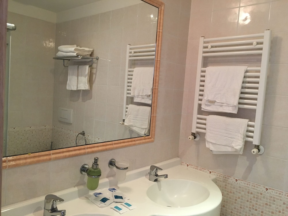 Comfort Quadruple Room, Pool View photo 2