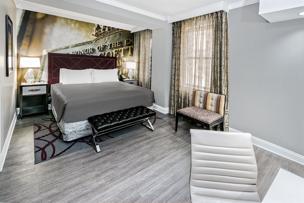 Suite, 1 King Bed - Photo 4