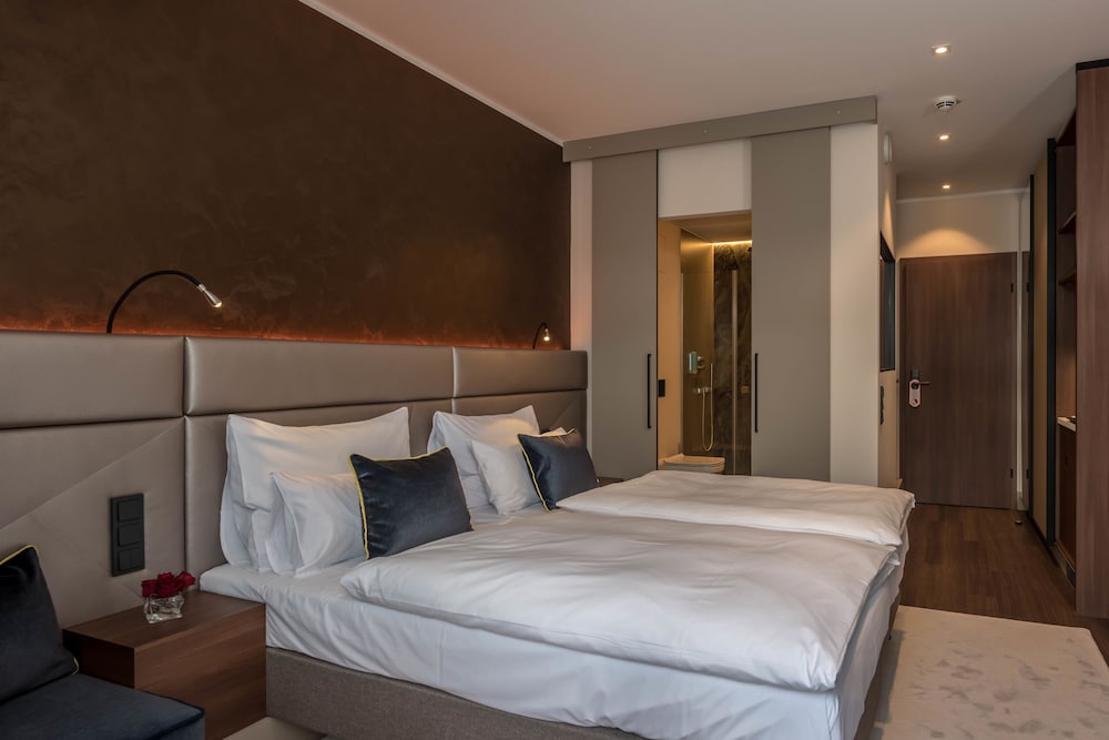 Standard Room, 1 King Bed photo 1