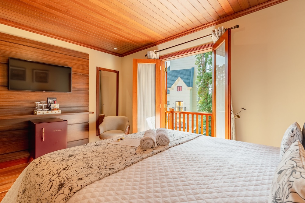 Deluxe Double Room, 1 Queen Bed, Jetted Tub photo 2