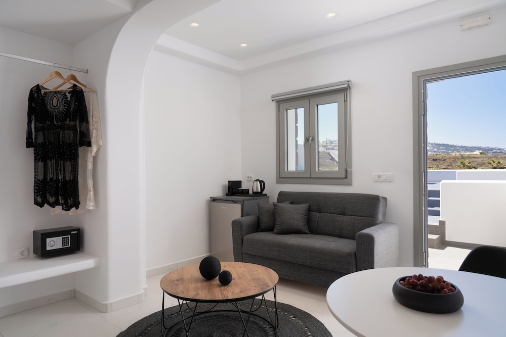 Elegant Suite with Hot Tub - Photo 6