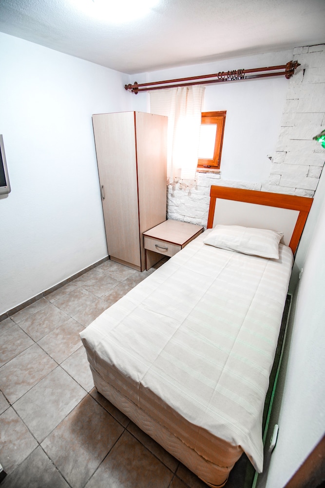 Economy Single Room (Basement, No View) photo 3
