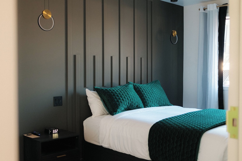 Ground Floor Queen Room photo 1