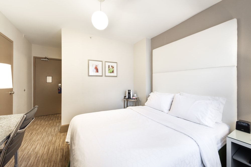 Standard Room, 1 Queen Bed, Accessible (Mobility) - Photo 2