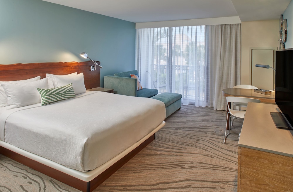 Room, 1 King Bed, Mobility Accessible, Tower (Escalera, Roll-In Shower, Pool View) photo 2