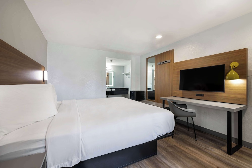 Standard Room, 1 King Bed, Non Smoking photo 2