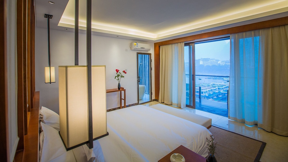 Honeymoon Riverview Suites With Balcony