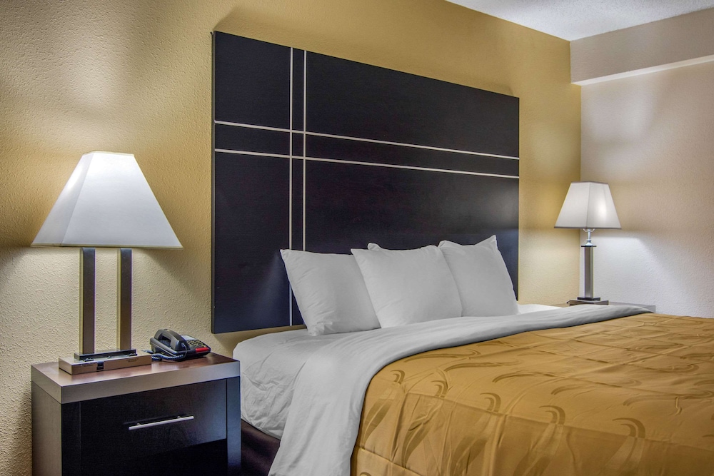 Standard Room, 1 King Bed, Non Smoking - Photo 3