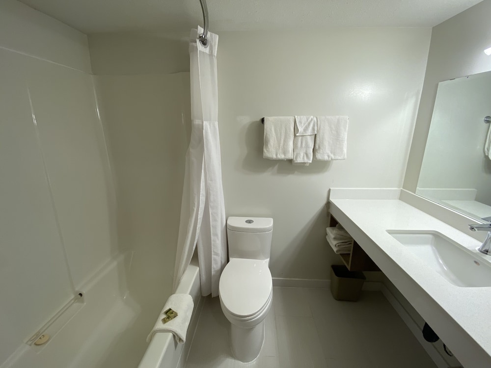 Standard Room, 1 Queen Bed - Photo 3