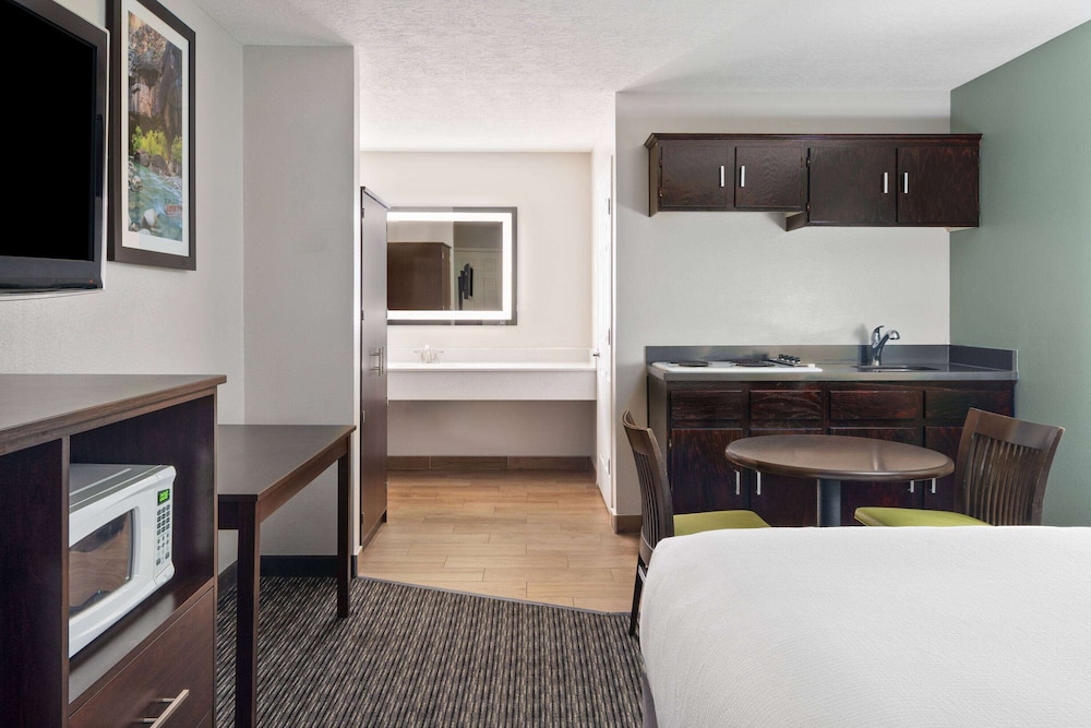 Room, 1 King Bed, Non Smoking (Efficiency) - Photo 3