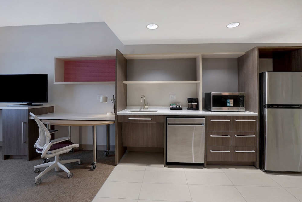 Suite, 1 King Bed, Accessible, Bathtub - Photo 2