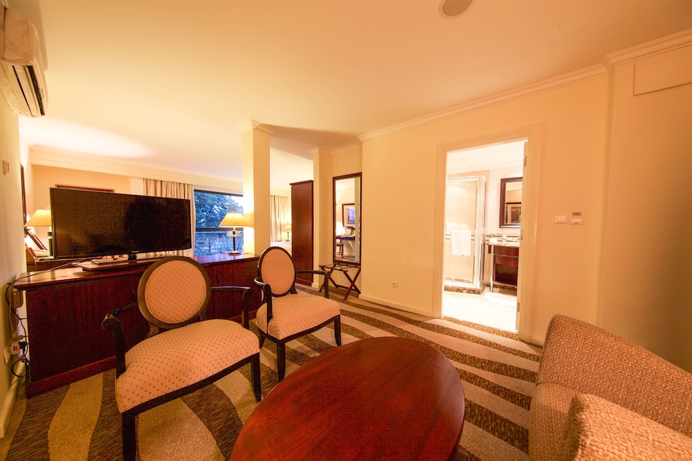 Executive Suite - Photo 3