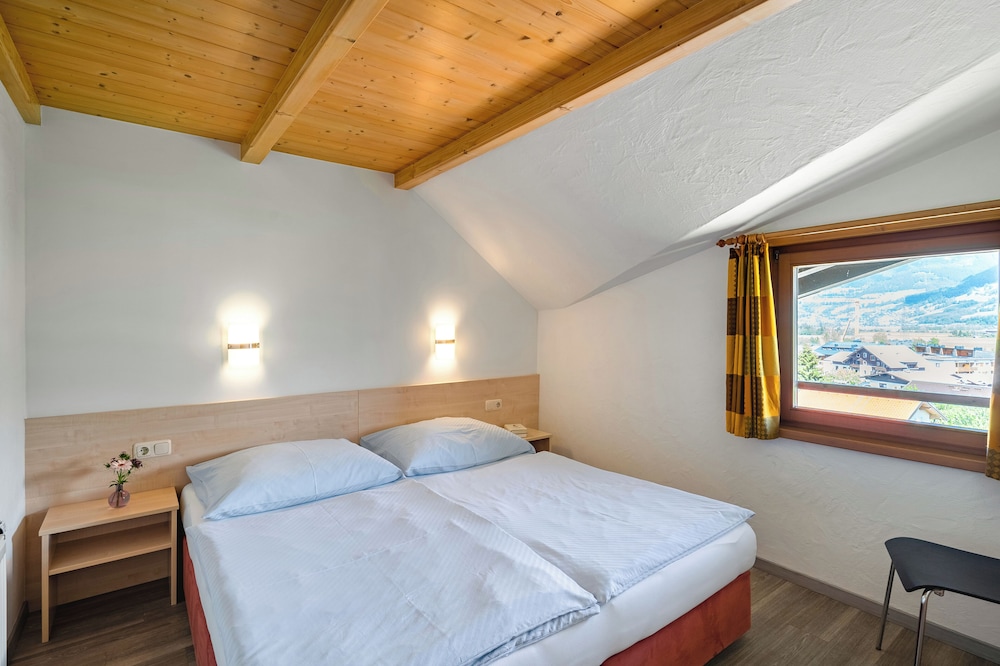 Classic Apartment, 1 Queen Bed with Sofa bed, Non Smoking, Mountain View photo 3
