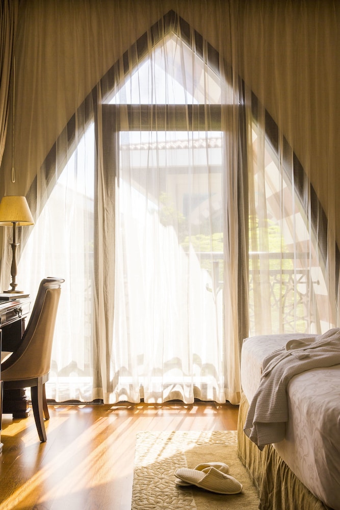 Four Bedroom Royal Villa, direct lagoon pool access, butler, daily breakfast & airport transfer