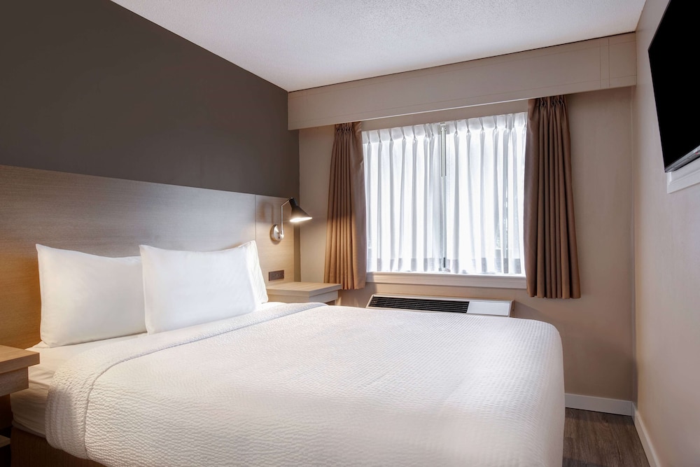 1 Queen Bed Non-Smoking Water View Suite With Sofa Bed - Photo 3