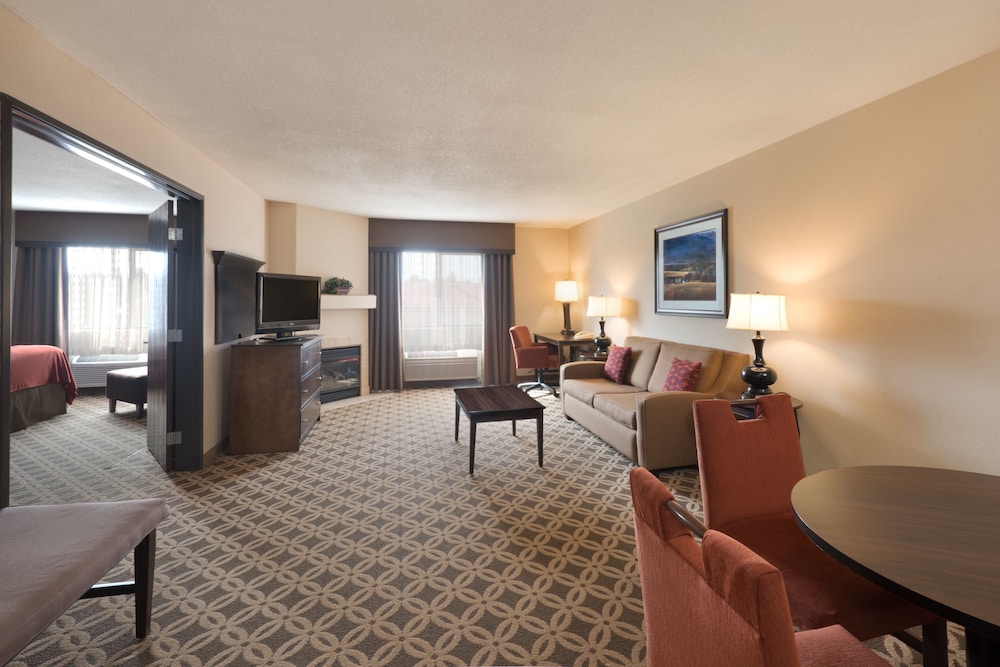 Suite, 1 Bedroom, Fireplace (Wet Bar) - Photo 1