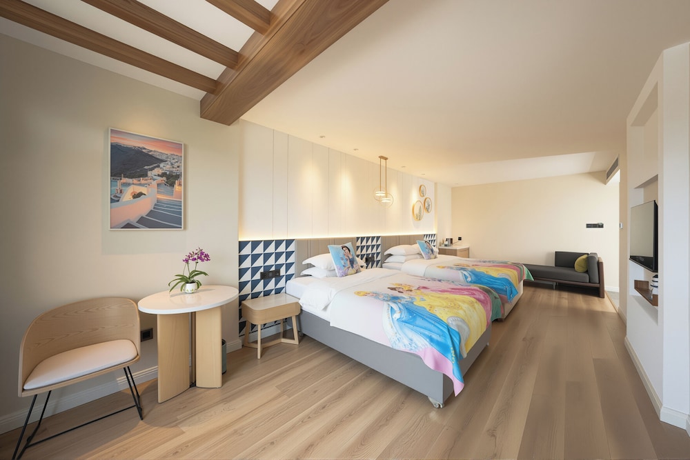 Panoramic Family Room with Balcony& Bathtub photo 3