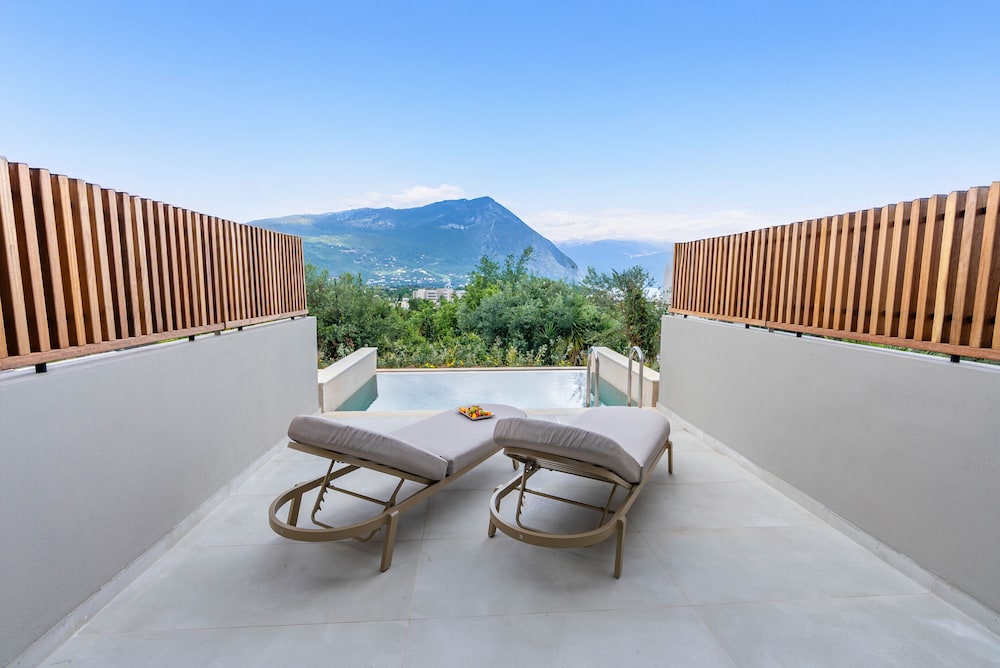 Executive Junior Suite with Private Pool & Sea View - Photo 22
