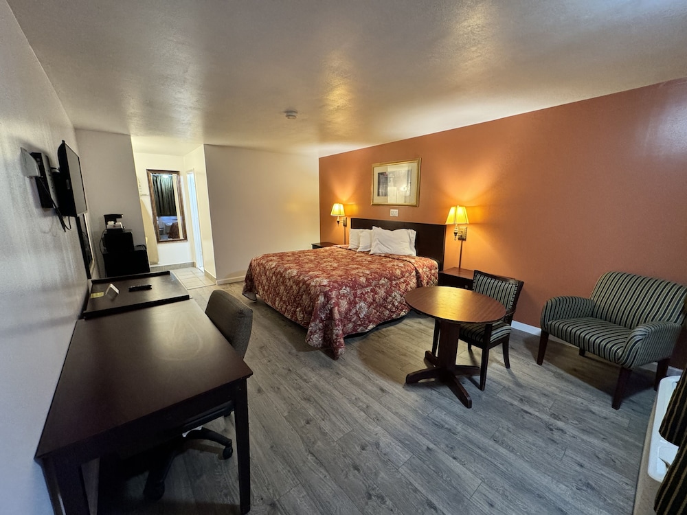 Standard Room, 1 King Bed photo 3