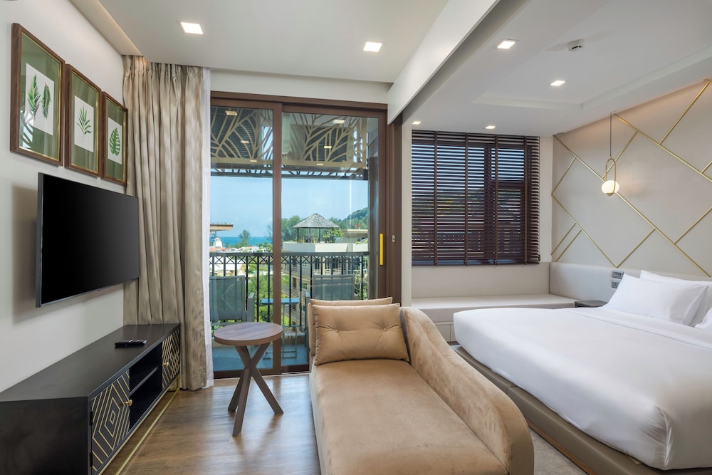 Deluxe Room, 1 King Bed, Bathtub - Photo 2