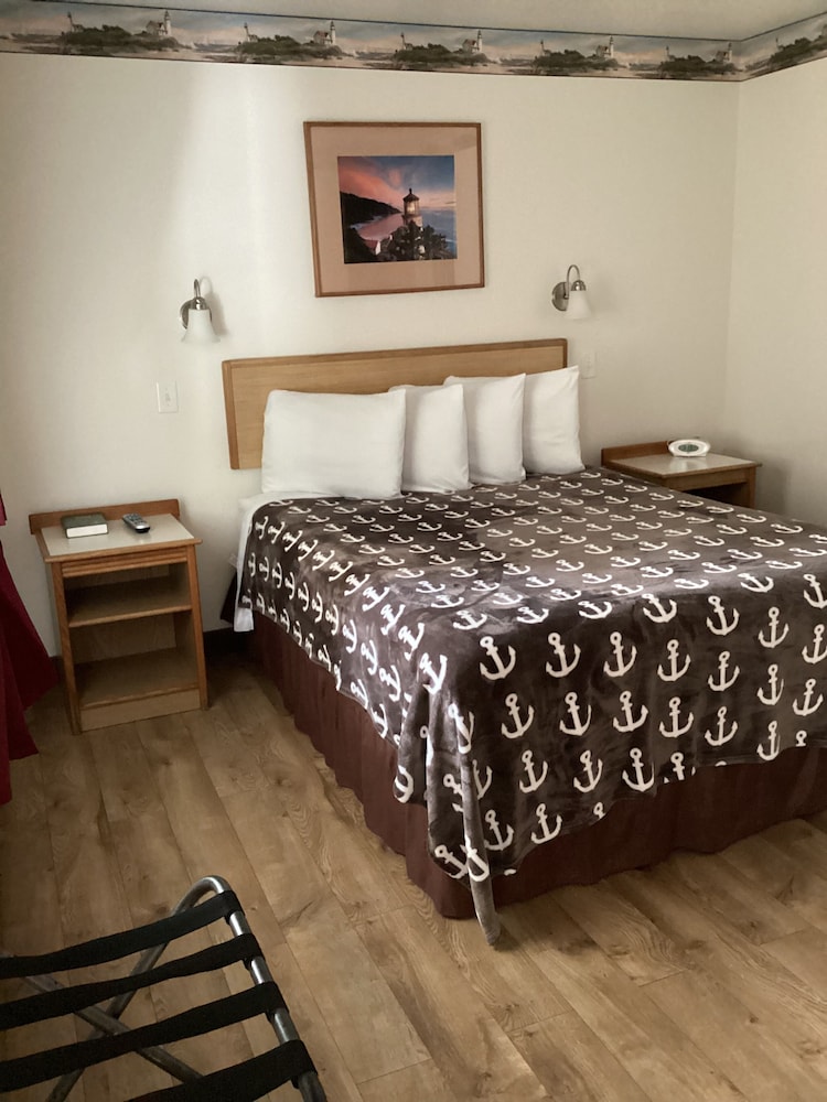 Double Room 2 Queen Beds NO PETS! photo 2
