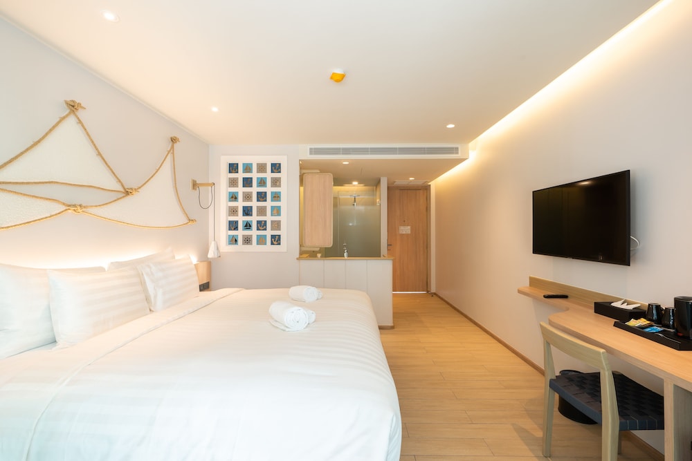 Deluxe Double Room, Pool Access with Pool View - Photo 13