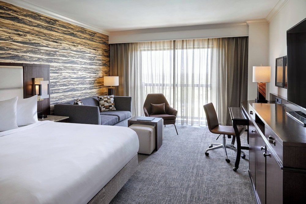 Signature Room, 1 King Bed with Sofa bed - Photo 1