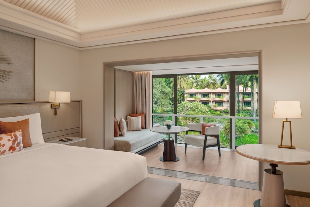 Premier Room, 1 King Bed, Lagoon View - Photo 3