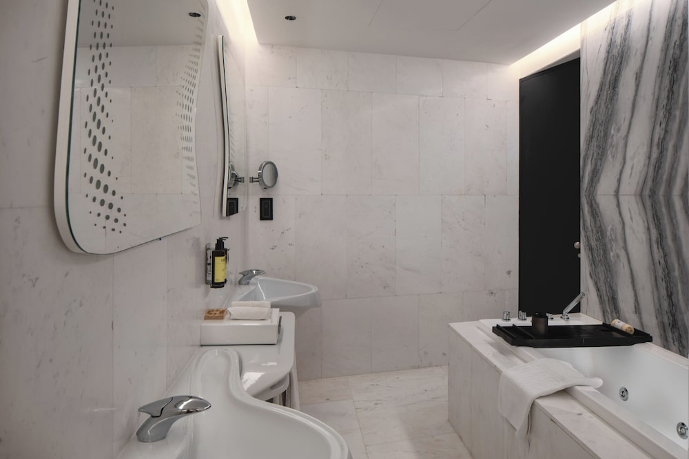 Beyond ME + Suite with Burj Khalifa View and Jacuzzi