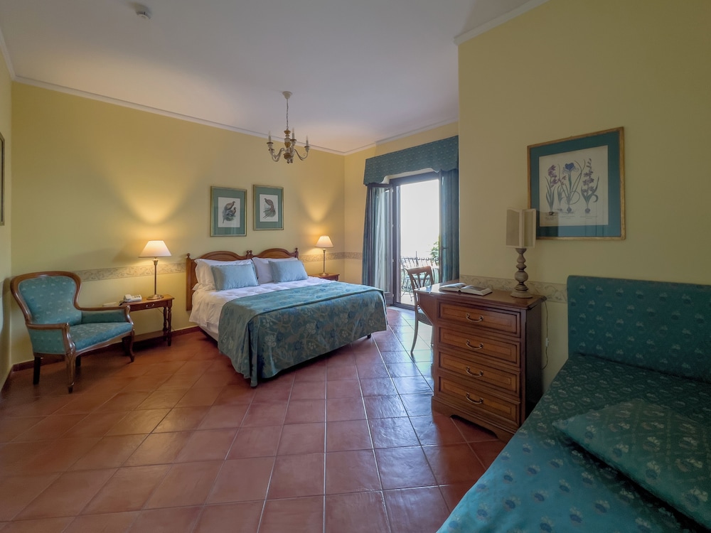 Standard Triple Room, 1 Bedroom, Partial Sea View