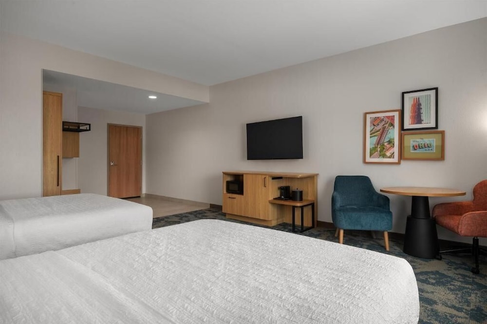 Room, 2 Queen Beds, Accessible, Bathtub (Mobility & Hearing, Water View) photo 3