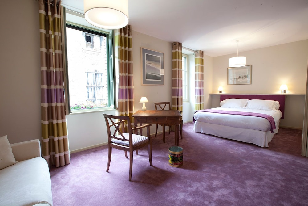 Double Room (Prune)