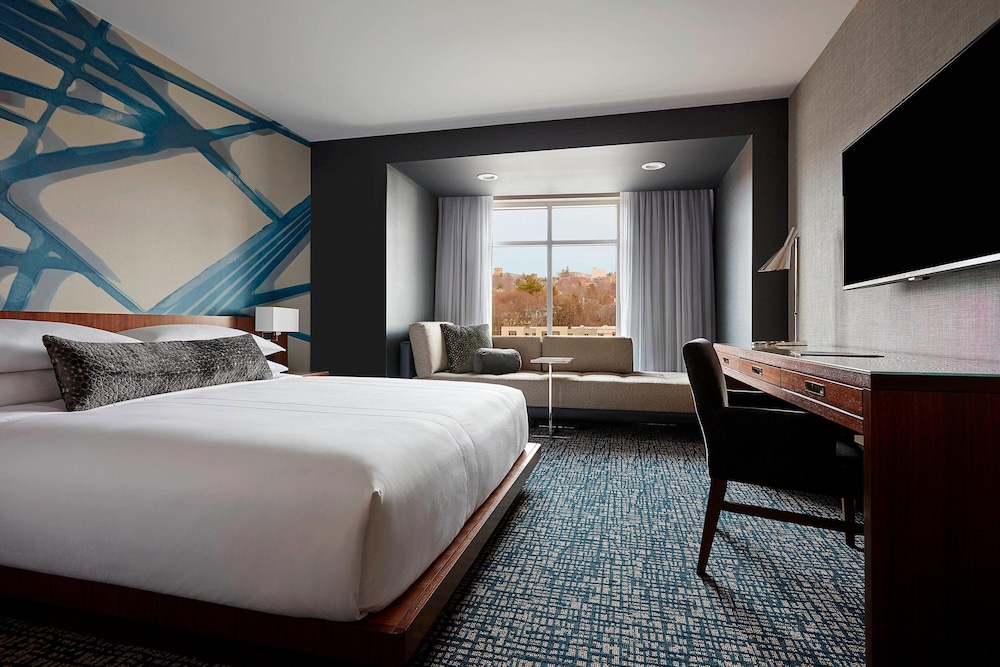 Deluxe Room, 1 King Bed (Hearing Accessible)