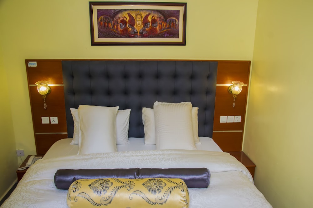 Comfort Room, 1 Bedroom, Refrigerator, Executive Level photo 1