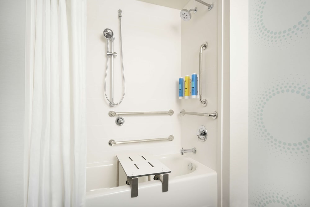 Room, 2 Queen Beds, Accessible, Bathtub - Photo 5