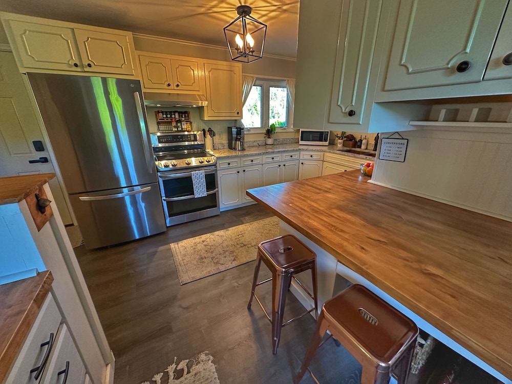 Signature Suite, Kitchen, Mountain View photo 2