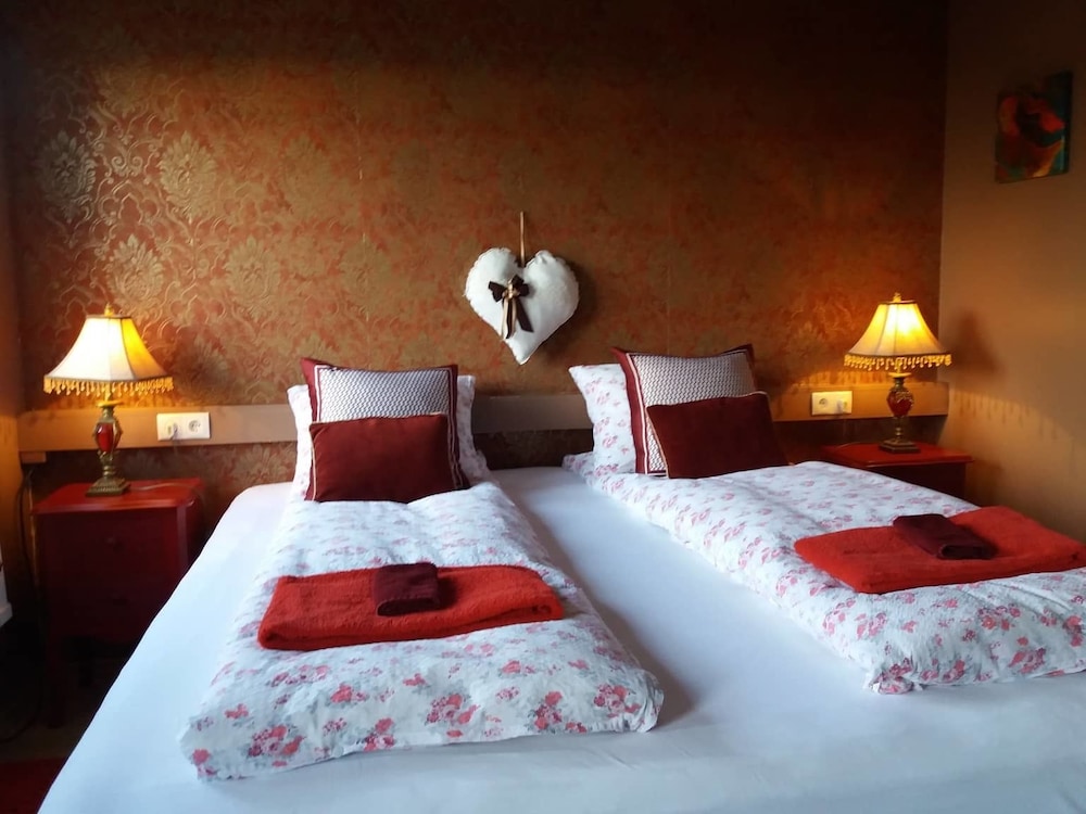 Basic Double Room, 1 King Bed, Shared Bathroom photo 1