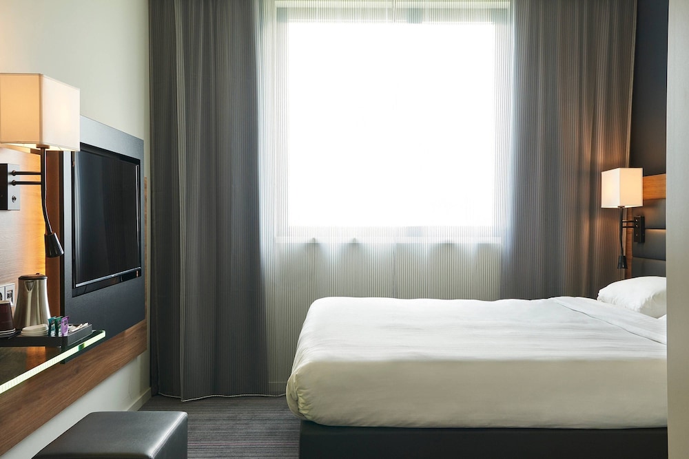 Family Room, 1 Queen Bed with Sofa bed thumbnail 6