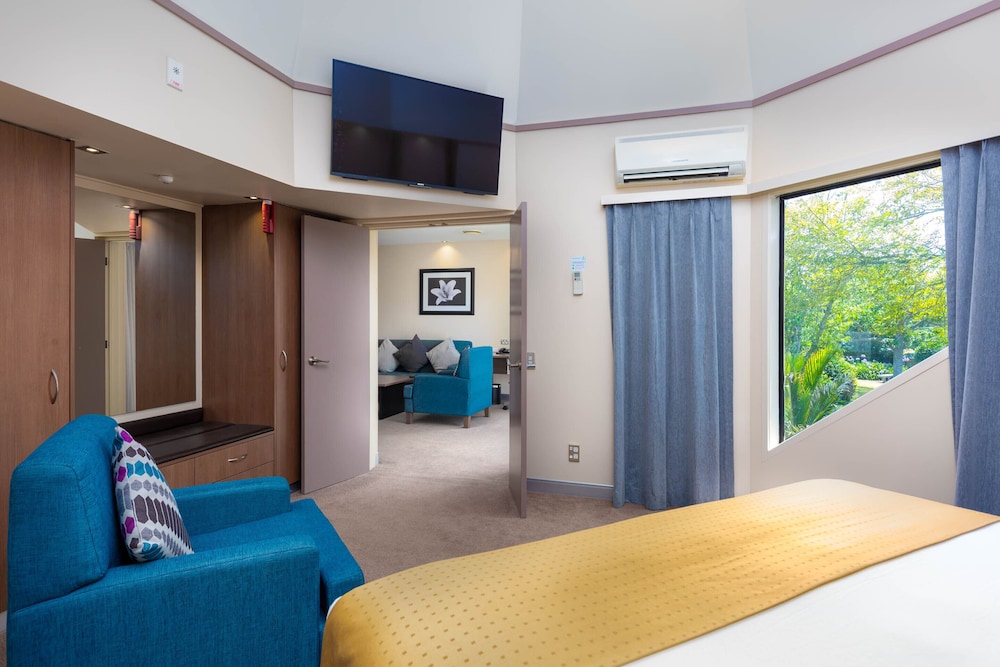 Suite, 1 Bedroom - Photo 16