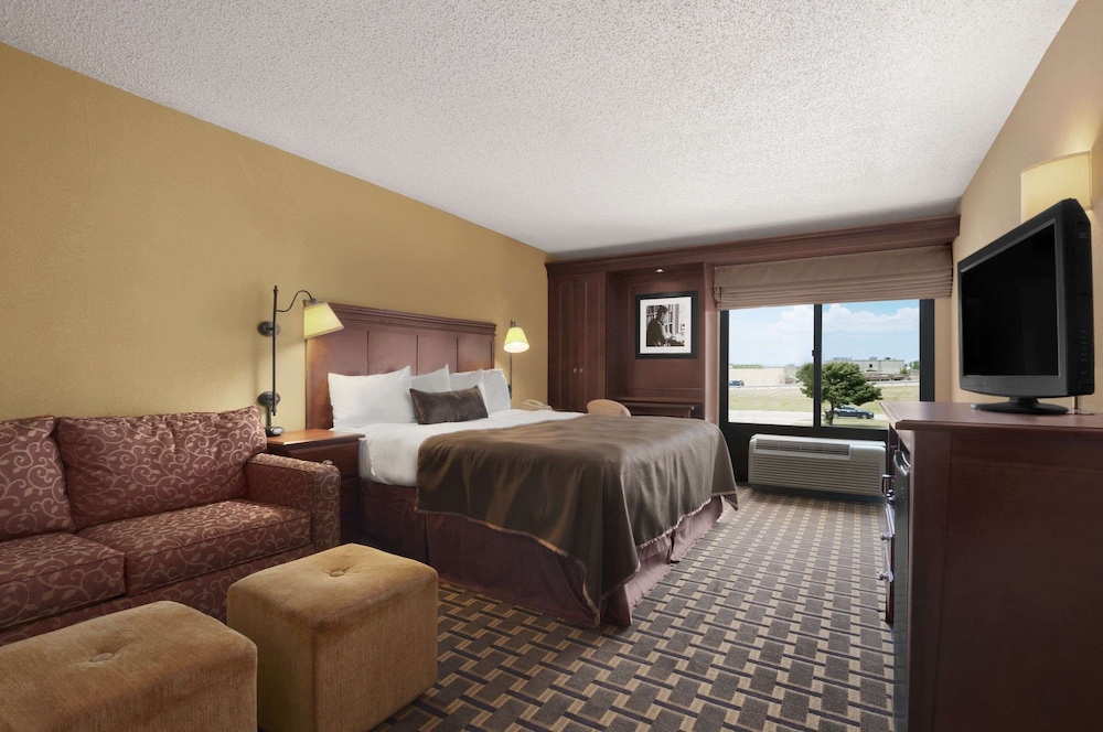 Room, 1 King Bed, Accessible, Non Smoking (Mobility,Hearing,Tub w/Grab Bars) - Photo 1