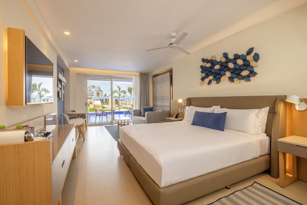 Luxury Junior Suite Swim Out - Photo 2