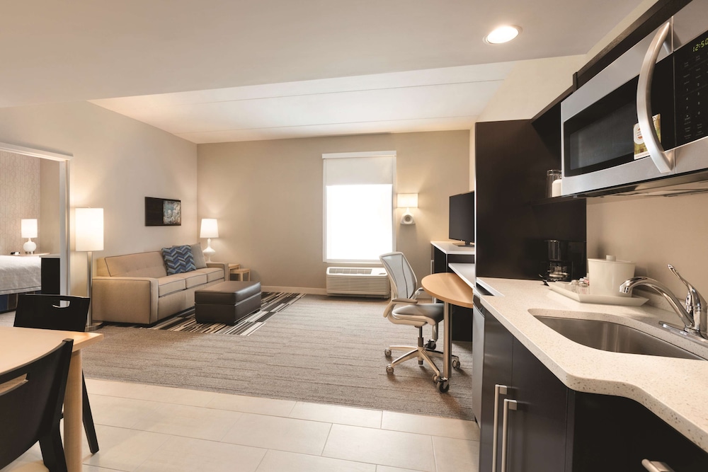 Suite, 1 Queen Bed, Accessible, Bathtub photo 3