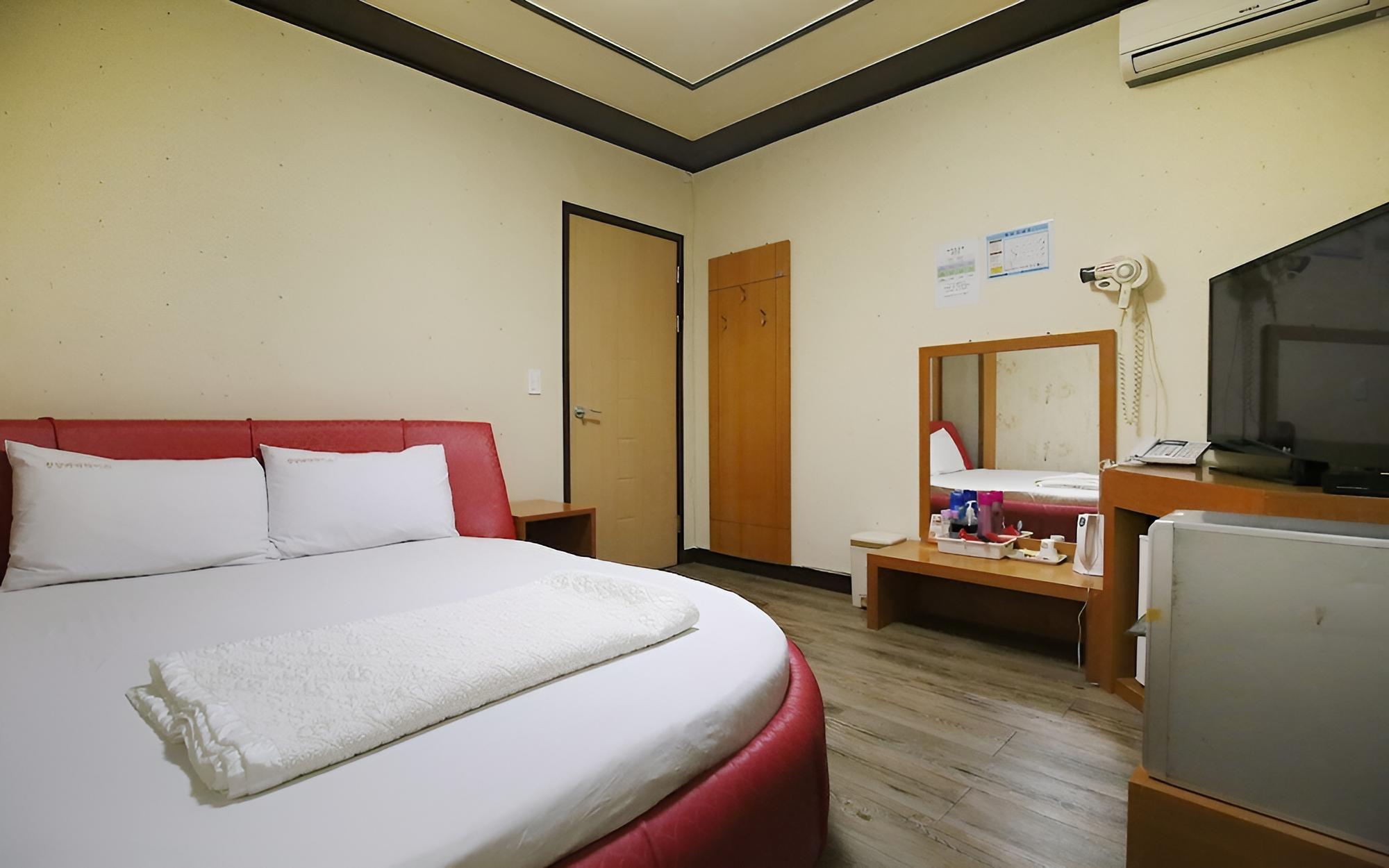 Room (Standard Room) - Photo 2
