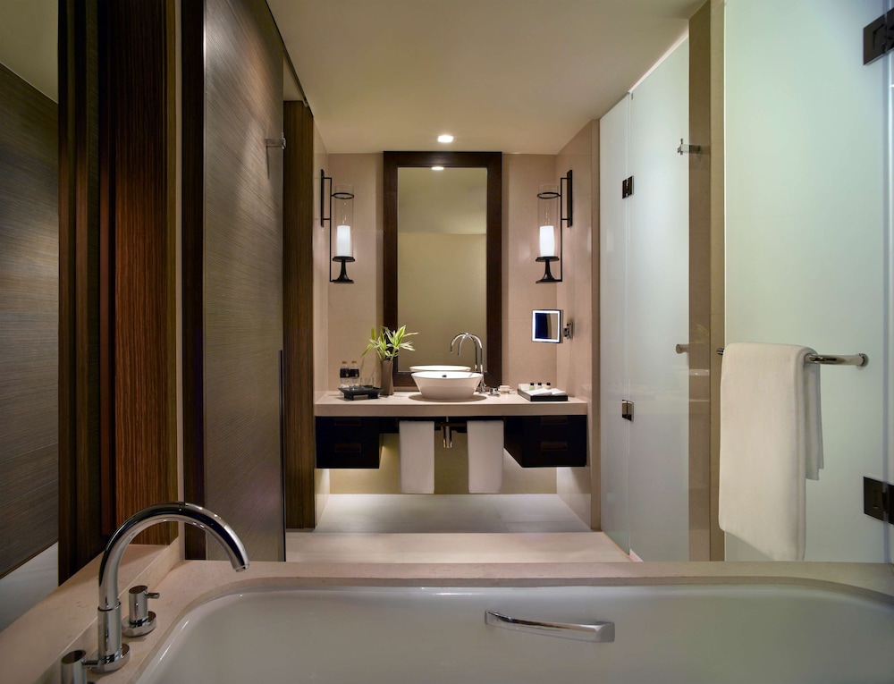 Deluxe Room, 1 King Bed (Club Access) - Photo 3